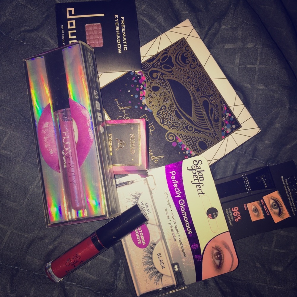 Giveaway makeup to my subscribers on YouTube!